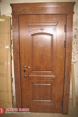 Металлическая дверь с массивом дуба с резьбой