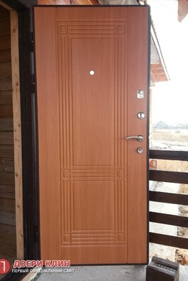 Входная дверь в частный дом с панелью МДФ