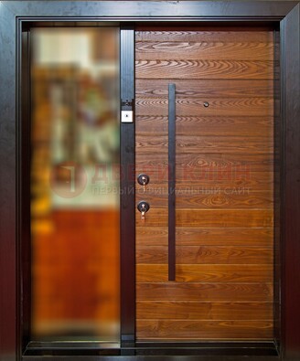 Коричневая входная дверь c МДФ панелью и стеклом ЧД-38 в частный дом в Йошкар-Оле