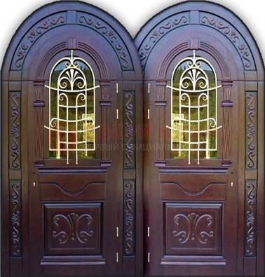 Коричневая железная арочная дверь со стеклом и ковкой ДА-19 в Красноармейске