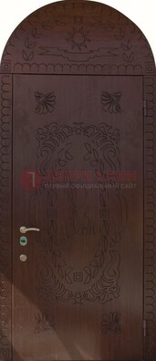 Коричневая железная арочная дверь с рисунком ДА-1 в Сургуте