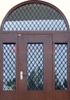 Темная стальная арочная дверь со стеклом и ковкой ДА-21 в Сургуте