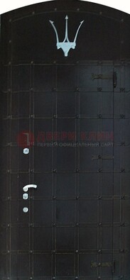 Черная металлическая арочная дверь ДА-22 в Сургуте