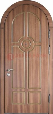 Светлая металлическая арочная дверь с отделкой массив ДА-35 в Красноармейске