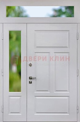 Белая полуторная железная дверь со стеклом и фрамугами ДФГ-10 в Йошкар-Оле