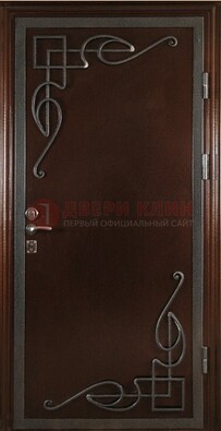 Коричневая входная дверь с ковкой ДК-16 в Йошкар-Оле