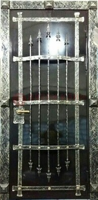 Черная стальная дверь с ковкой и порошковым напылением ДК-20 в Йошкар-Оле