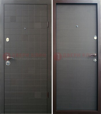 Черная железная дверь со коричневой МДФ внутри ДМ-227 в Санкт-Петербурге