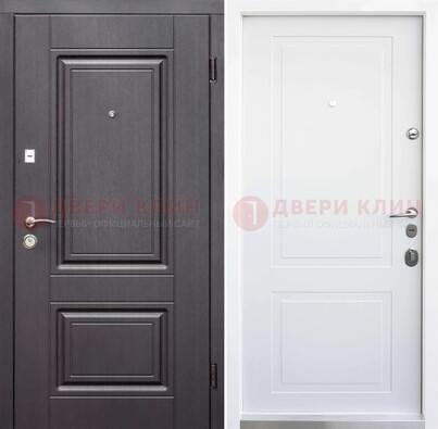 Темная входная дверь c коричневой филенчатой МДФ внутри ДМ-238 в Санкт-Петербурге