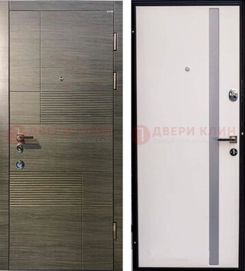 Стальная белая дверь c МДФ с молдингами ДМ-266 в Санкт-Петербурге