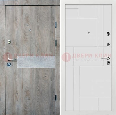 Темная металлическая дверь с белой МДФ с молдингами ДМ-297 в Санкт-Петербурге