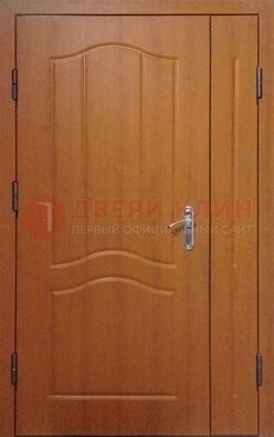 Коричневая двухстворчатая тамбурная дверь с МДФ ДМ-538 в Йошкар-Оле