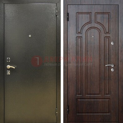 Железная темно-серая дверь с порошковым напылением и МДФ Тисненый орех ДП-275 в Санкт-Петербурге