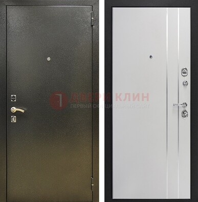 Железная темная дверь с порошковым покрытием и белая МДФ с молдингами  ДП-296 в Санкт-Петербурге