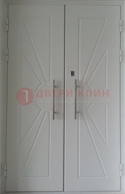 Белая стальная парадная дверь с фигурными элементами ДПР-14 в Санкт-Петербурге