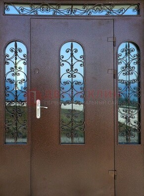 Железная парадная дверь со стеклом и ковкой ДПР-16 для общественных зданий в Йошкар-Оле