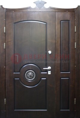 Коричневая парадная дверь с украшением ДПР-52 в Йошкар-Оле