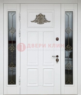 Белая входная парадная дверь со стеклом и ковкой ДПР-92 в Йошкар-Оле