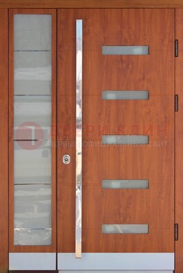 Коричневая металлическая дверь со стеклом ДС-72 в Йошкар-Оле