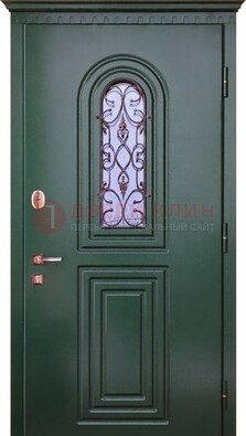 Темно-зеленая входная дверь со стеклом и ковкой ДСК-129 в Йошкар-Оле