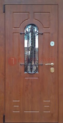 Темная железная дверь со стеклом и ковкой в коричневом цвете ДСК-154 в Йошкар-Оле