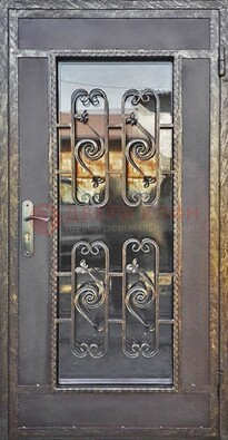 Коричневая наружная дверь порошок со стеклом и ковкой ДСК-160 в Йошкар-Оле