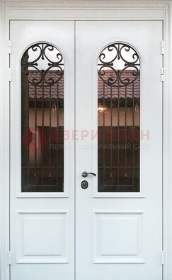 Белая стальная дверь стекло с ковкой и филенкой ДСК-201 в Йошкар-Оле