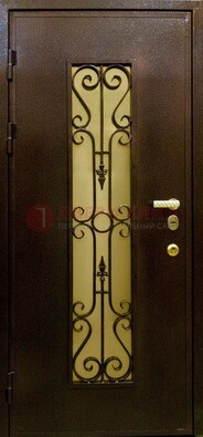 Коричневая металлическая дверь со стеклом желтым и ковкой ДСК-20 в Великом Новгороде