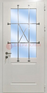 Белая простая железная дверь Винорит со стеклом и ковкой ДСК-257 в Йошкар-Оле