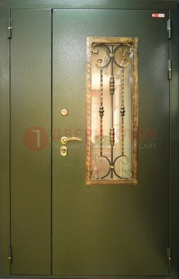 Зеленая стальная дверь со стеклом и ковкой ДСК-29 