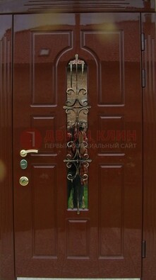 Коричневая металлическая дверь со стеклом и ковкой ДСК-33 в Йошкар-Оле