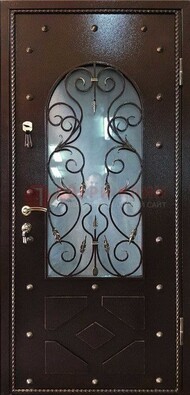 Коричневая дверь со стеклом и ковкой с декором ДСК-37 в Йошкар-Оле