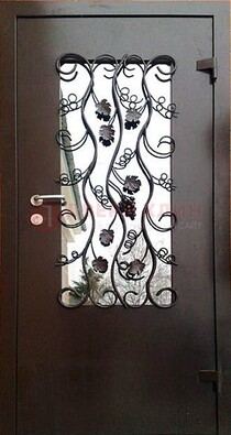Коричневая металлическая дверь со стеклом и ковкой ДСК-43 в Йошкар-Оле