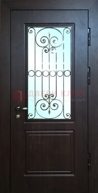 Темная железная дверь со стеклом и ковкой ДСК-65 в Пензе