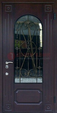 Темная стальная дверь со стеклом и коричневой ковкой ДСК-80 в Омске