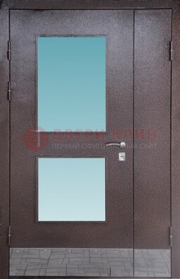 Коричневая тамбурная дверь со стеклянными вставками ДТМ-21 в Йошкар-Оле