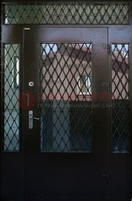 Коричневая тамбурная дверь со стеклянными вставками и ковкой ДТМ-32 в Йошкар-Оле