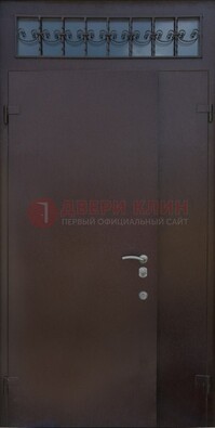 Коричневая тамбурная дверь со стеклянными вставками и ковкой ДТМ-39 в Йошкар-Оле