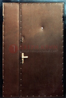 Коричневая тамбурная дверь с оформлением ДТМ-40 в Йошкар-Оле