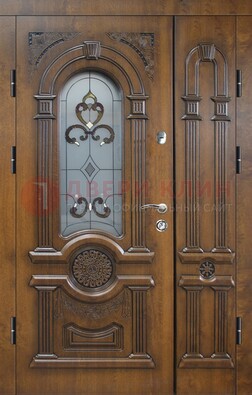 Коричневая двухстворчатая железная дверь с МДФ и витражом ВЖ-32 в Йошкар-Оле