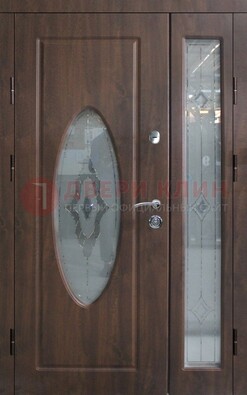 Коричневая двухстворчатая железная дверь с МДФ и витражом ВЖ-33 в Йошкар-Оле